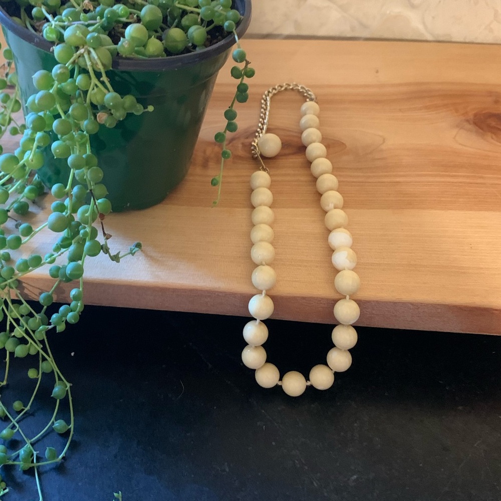 VINTAGE NECKLACE | Vintage White Bead Choker Style Necklace